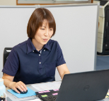 秋桜の介護職員がパソコンで作業をしている様子