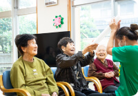 秋桜のイベントを入居者さまとスタッフが楽しんでいる様子