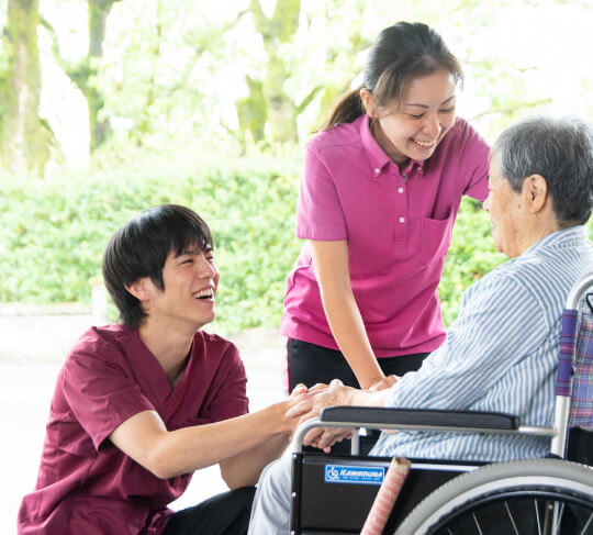 車椅子にのっている利用者さまと笑顔で対応している様子