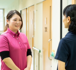 秋桜の介護職員どおしが会話をしている様子