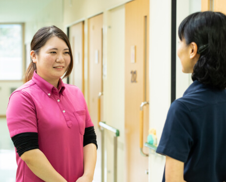 秋桜の介護職員どおしが会話をしている様子